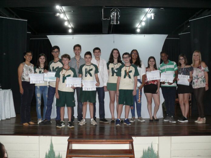 Homenagem aos alunos e professores premiados em competições