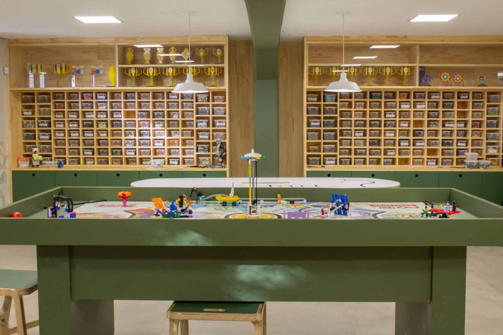 Tecnologia no ensino infantil do Colégio Koelle - Sala de Robótica
